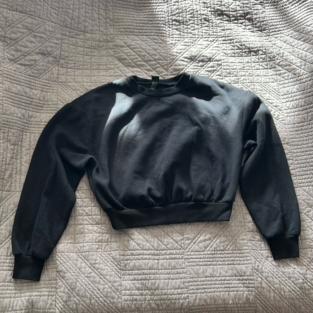 EUC Black Wild Fable cropped sweatshirt. Size Medium.